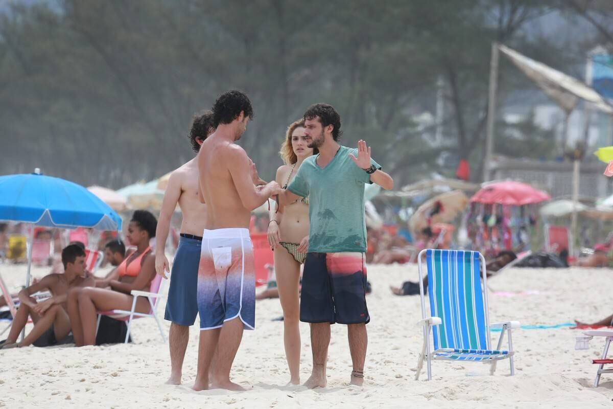 Isabelle Drummond e Jayme Matarazzo durante gravação de novela, na praia carioca do Recreio dos Bandeirantes, nesta quarta-feira (10)