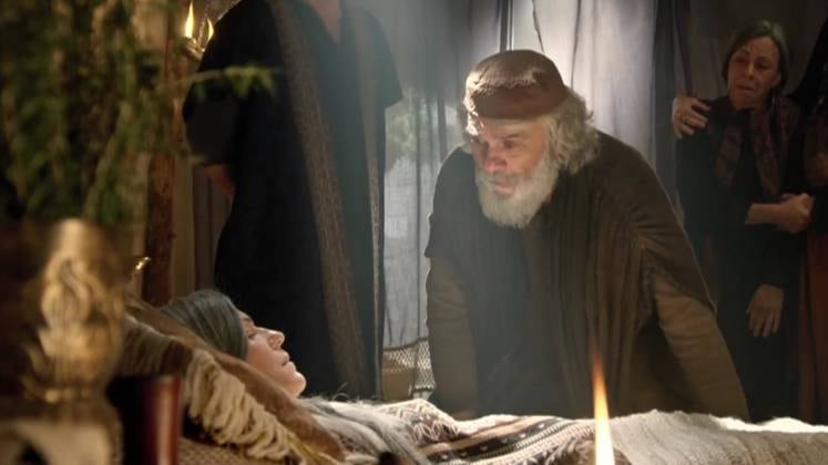 Anos se passam e Sara morre. Abraão e Isaque sofrem com sua partida e o patriarca também começa a cada dia mais solitário