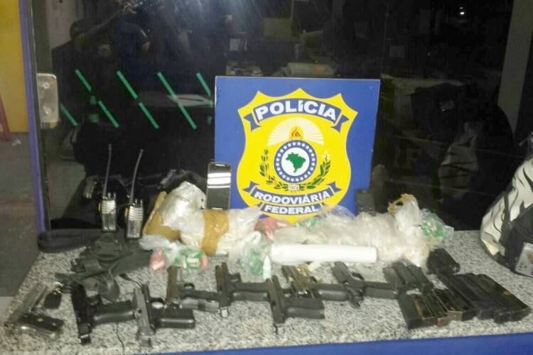 Armas, carregadores e pistolas foram apreendidos na ação