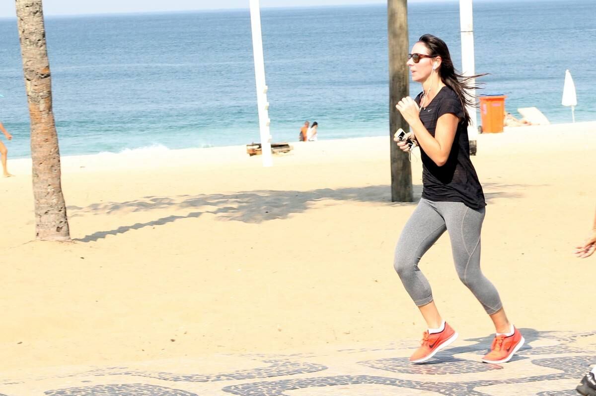 Glenda correu com os cabelos soltos e camiseta