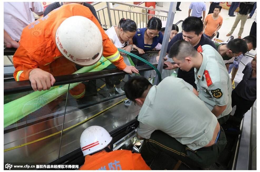 O gerente do supermercado onde ocorreu o acidente disse a repórteres que, depois de ouvir gritos desesperados, os seguranças do estabelecimento correram para a escada rolante e imediatamente pararam o equipamento, segundo informações do Shanghaiist. Mas os funcionários não conseguiram soltar o braço da menina, que ficou preso na lateral da máquina, e acionaram os bombeiros