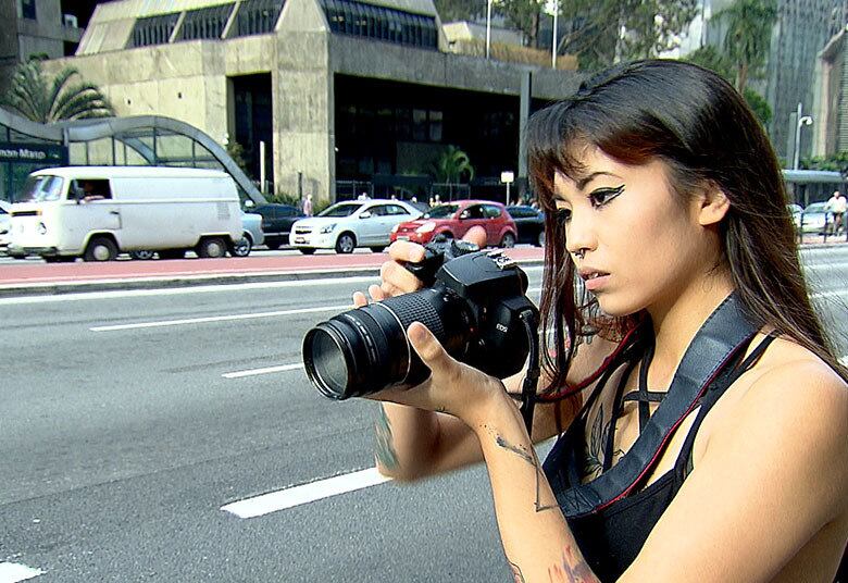 Mas se engana quem pensa que o Transtorno Obsessivo Compulsivo é somente ligado à limpeza. A modelo Stephanie tem um outro tipo de compulsão. Quando ela se encontra com problemas ou se sente desanimada, procura solução na dor física.

— Busco a autopunição. Me sinto burra demais, feia demais, coloco em risco a minha própria vida
