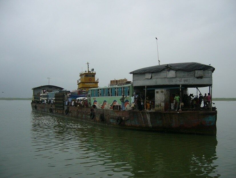 Embarcações desse tipo levam os peregrinos hindus