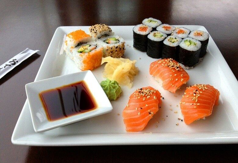 Sushis com cream
cheese, frutas diversas, e os “maçaricados”, em que o peixe é tostado com a
ajuda de um maçarico, são alguns dos exemplos de versões abrasileiradas do
prato. O temaki também tem sua versão nacional, com o formato de cone, ao invés
do original, em forma de canudo. 

Veja a matéria completa no site do Domingo Espetacular. 