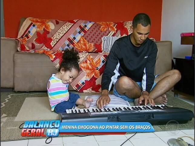 A pequena também adora tocar teclado com o pai.
— É por dom natural e criatividade dela mesmo