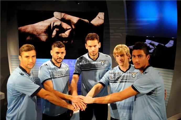 A polêmica entre Sérvia e Albânia nas Eliminatórias para a Euro 2016 não afetou os companheiros de Lazio. Nesta sexta (17) os albaneses e os sérvios do elenco do clube italiano mostraram união e disseram estar juntos nessa batalha

Drone com bandeira gera confusão em jogo entre Sérvia e Albânia