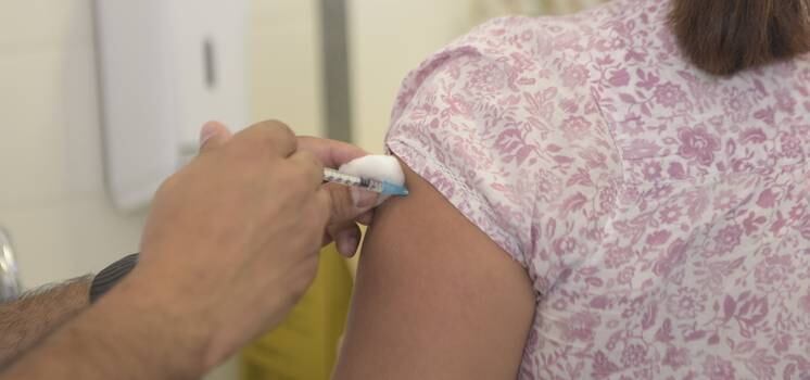 Minas negocia a compra de 20 milhões de vacinas