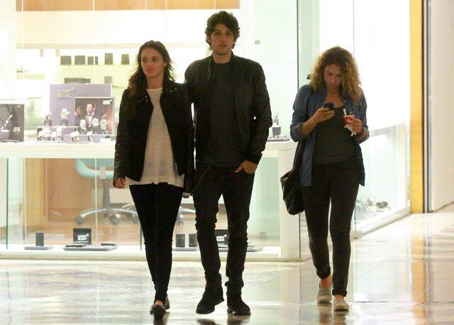 Chay Suede e Laura Neiva passeiam em shopping carioca nesta segunda-feira (17)