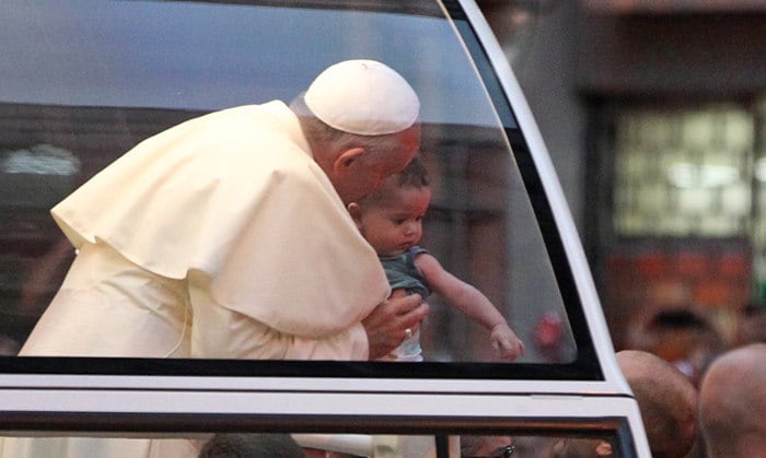 Os seguranças permitiram a aproximação de três crianças ao papamóvel, que receberam beijinhos na cabeça