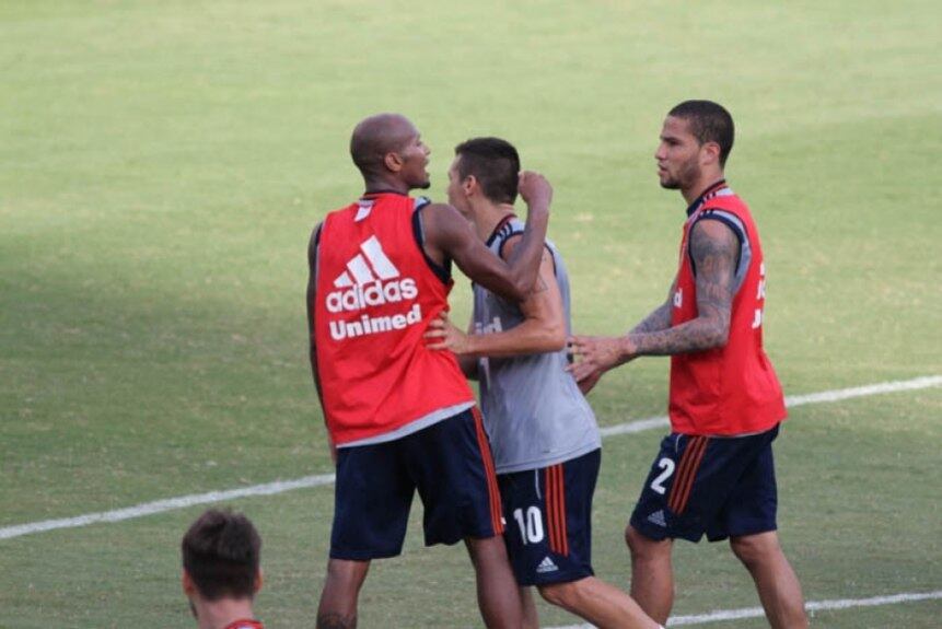 O treino do Fluminense em 2014 foi marcado por uma discussão entre Diguinho e Wellington Silva. O volante deu uma entrada mais dura no lateral, que tentou revidar com um chute, mas errou. Rafael Sobis foi quem apartou.