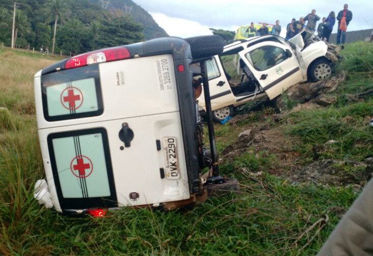 Ambulâncias e carros de passeio também se envolveram no acidente e acabaram tombando