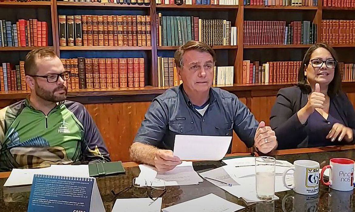 Bolsonaro vai editar decreto que obriga postos a exibirem composição do preço do combustível