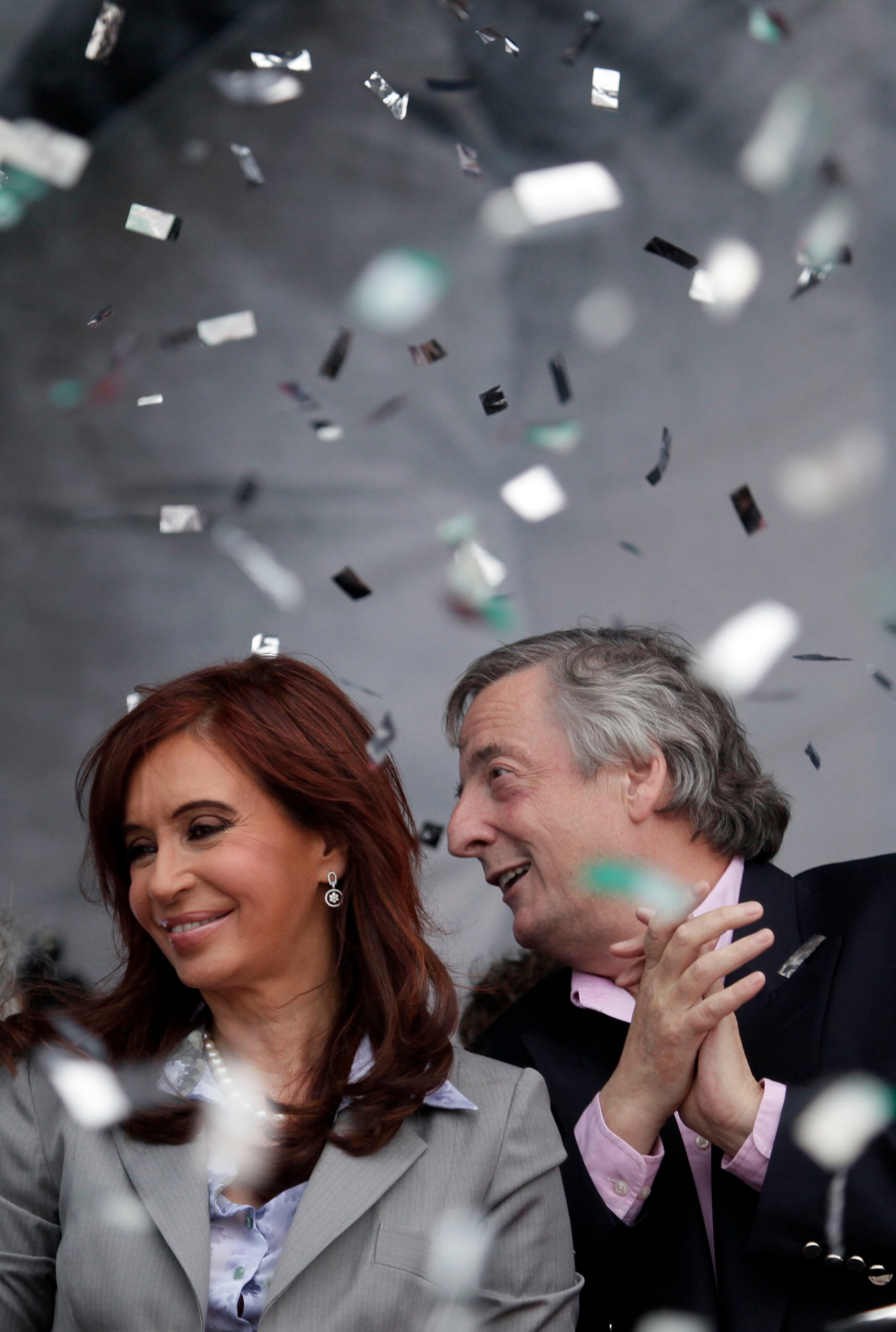 O governo argentino comemora neste sábado (25) os dez anos do kirchnerismo no poder, uma "década vencida", segundo
a presidente Cristina Kirchner, que enfrenta a data cercada por escândalos de
corrupção.

No dia 25 de maio de 2003, o peronista Néstor Kirchner assumiu o
poder com um apoio de apenas 22% dos votos, em uma Argentina devastada pela
crise econômica, com a promessa de tirar o país do "inferno" e
levá-lo, pelo menos, ao "purgatório"

(Texto com informações da EFE e AFP)