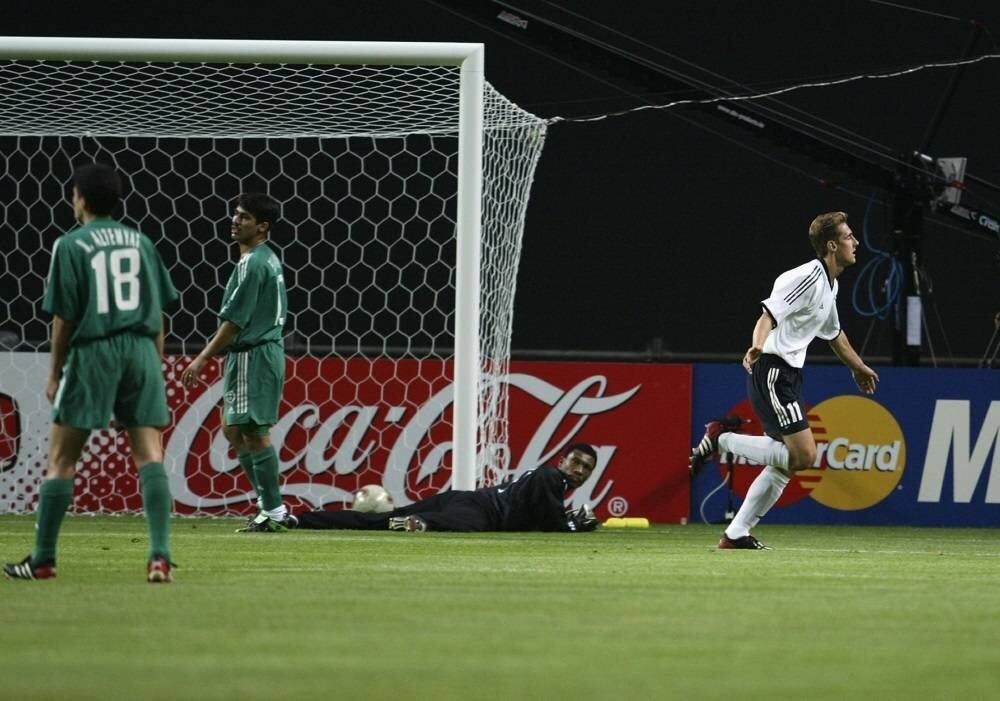 Cabeça
de chave em 2002, a Alemanha começou o torneio aniquilando a Arábia Saudita com
8 a 0, dando prova de que seria o time a ser batido naquele torneio. Nos outros
dois jogos da fase de grupo, ela empatou com a Irlanda e venceu Camarões.
Destaque positivo para o atacante Klose, autor de cinco gols apenas neste
período