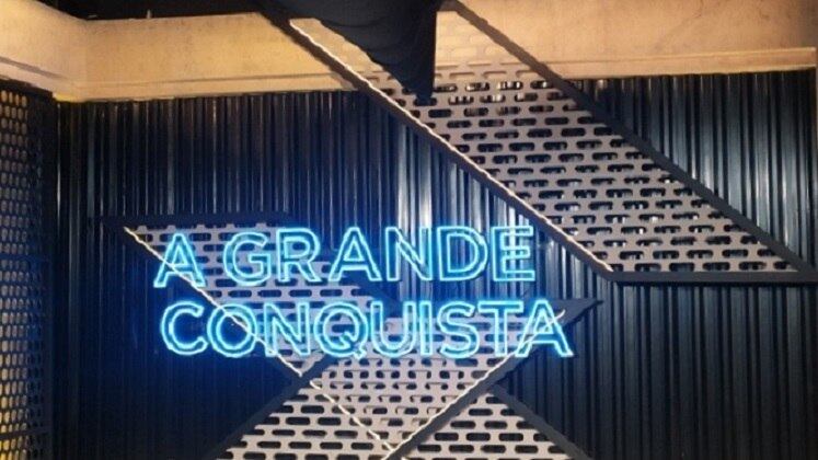 Provas
Achava que os desafios do reality eram pensados de uma hora para a outra? A grande maioria já é definida com muita antecedência, antes mesmo do programa começar. Geralmente, leva um dia para montar o cenário, um dia para testar se tudo funciona e um dia para desmontar tudo. Haja agilidade, né? Para os curiosos de plantão, aqui vai um spoiler: a primeira prova já começou a ser montada! O que será que vem por aí?