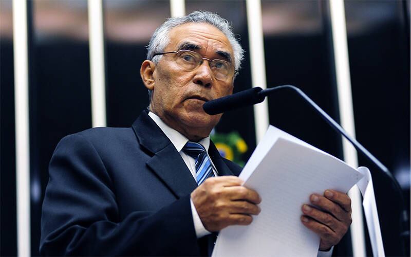 O deputado Chico das Verduras (PRP-RR) vive na berlinda. O apelido veio do pequeno comércio no ramo de verduras que mantinha. O nome de registro civil do deputado é Francisco Vieira Sampaio. Eleito com a menor votação do País nas eleições de 2010, o parlamentar saiu da cadeia às vésperas da eleição, onde estava detido acusado de compra de votos. O candidato foi preso em flagrante acusado de prometer carteiras de habilitação e sorteio de carros em troca de votos. Em novembro do ano passado, Chico das Verduras teve o mandato cassado pelo TSE (Tribunal Superior Eleitoral) e agora seu processo está sendo analisado pela Câmara dos Deputados