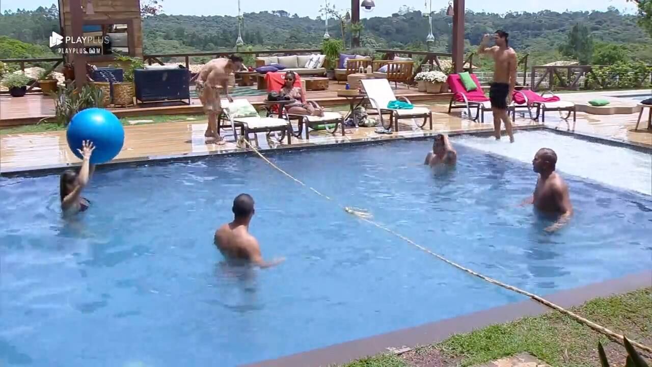 Peões na piscina