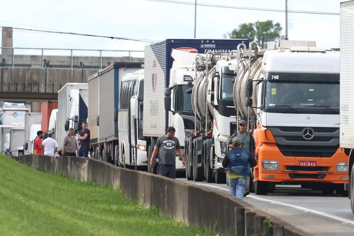 Bloqueios de caminhoneiros já prejudica abastecimento de alimentos