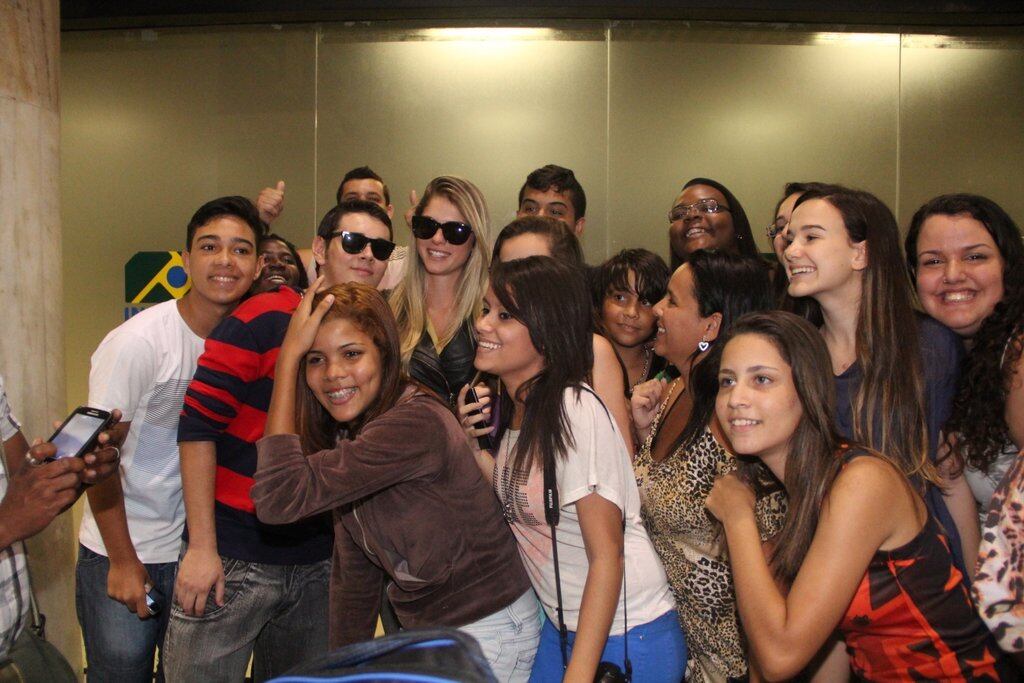 Os fãs também se aglomeraram por uma foto com a musa