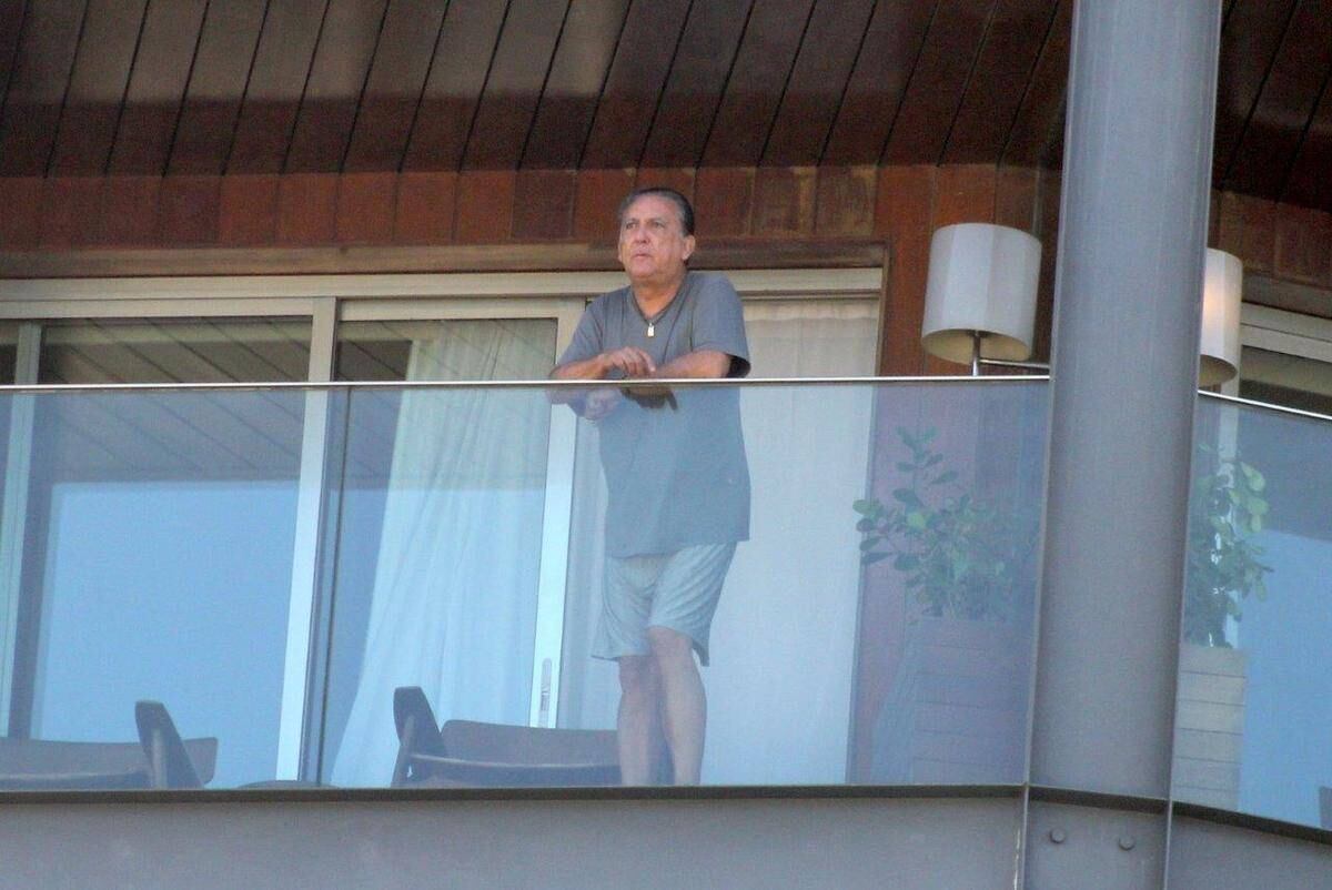 Galvão Bueno foi fotografado admirando a beleza do Rio de Janeiro, na manhã desta sexta-feira (13). O locutor esportivo estava na sacada do hotel Fasano, onde está hospedado