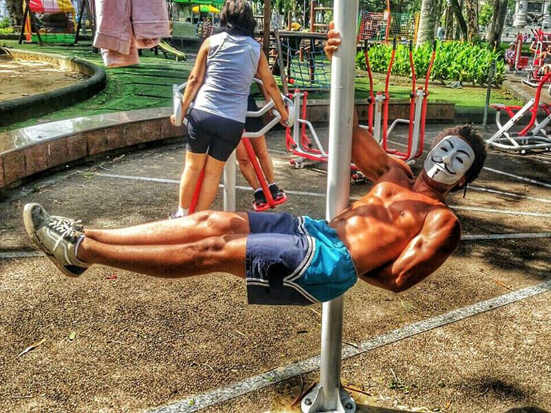 O estudante Kayodê Passos, 18 anos, pratica esportes desde criança. Dos 11 aos 16 anos jogou basquete e daí em diante começou a praticar musculação. O primeiro contato com a calistenia veio ao ver as fotos do grupo Alcateia nas redes sociais.

— Sempre gostei de esportes e as fotos chamaram a minha atenção. Decidi praticar e achei interessante, pois a cada dia você tem que se superar, perde seus medos e isso vale para qualquer coisa na vida.

O jovem pretende cursar educação física e ir para categoria profissional

