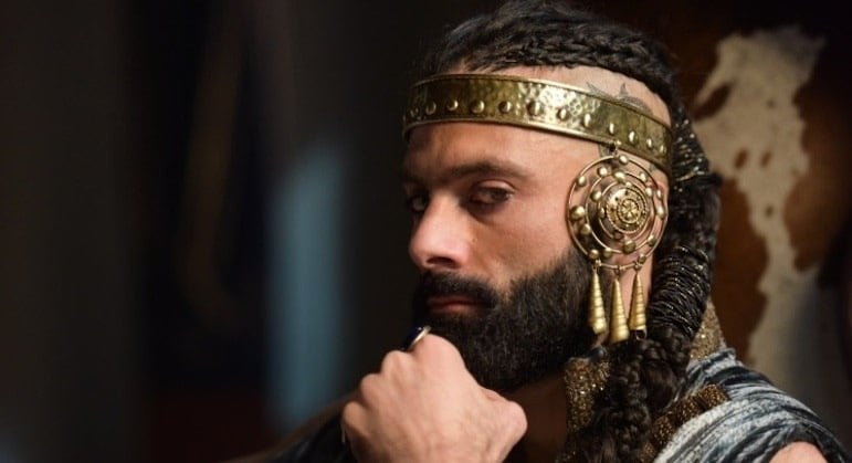 Personalidade nada convencional de Áquis é um desafio para o ator Augusto Garcia