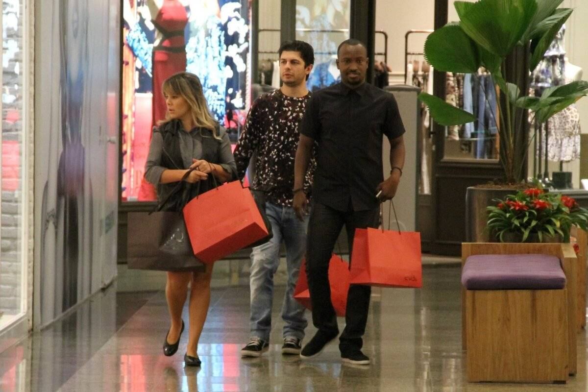 O casal fez muitas comprinhas