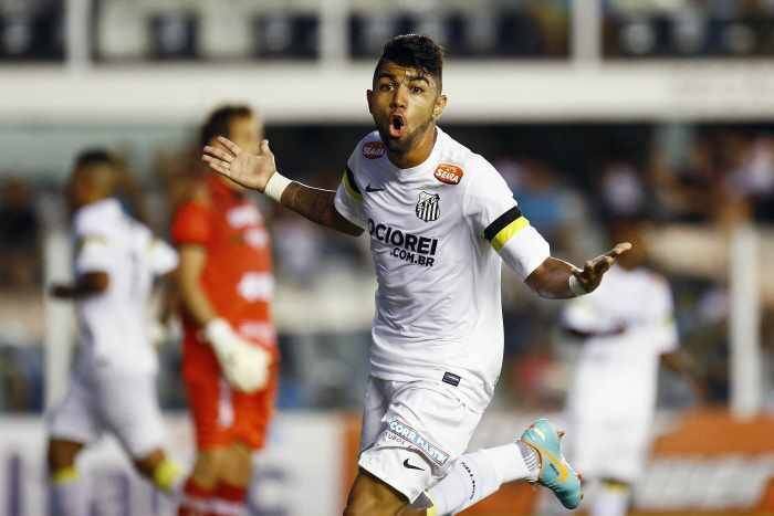 Gabriel estreou pelo Santos em 2013, com apenas 17 anos 