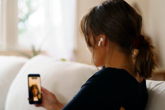 Saiba cuidados necessários para não prejudicar a coluna ao usar o celular