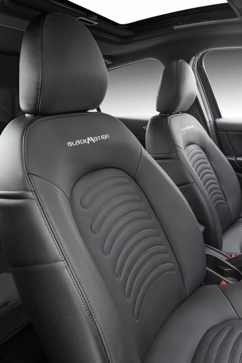 Um dos diferenciais da versão BlackMotion é o acabamento, com couro nos bancos e revestimento preto na cabine