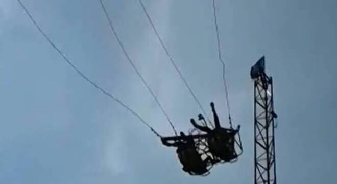 Momento em que o brinquedo falha e as jovens caem de costas para o chão
