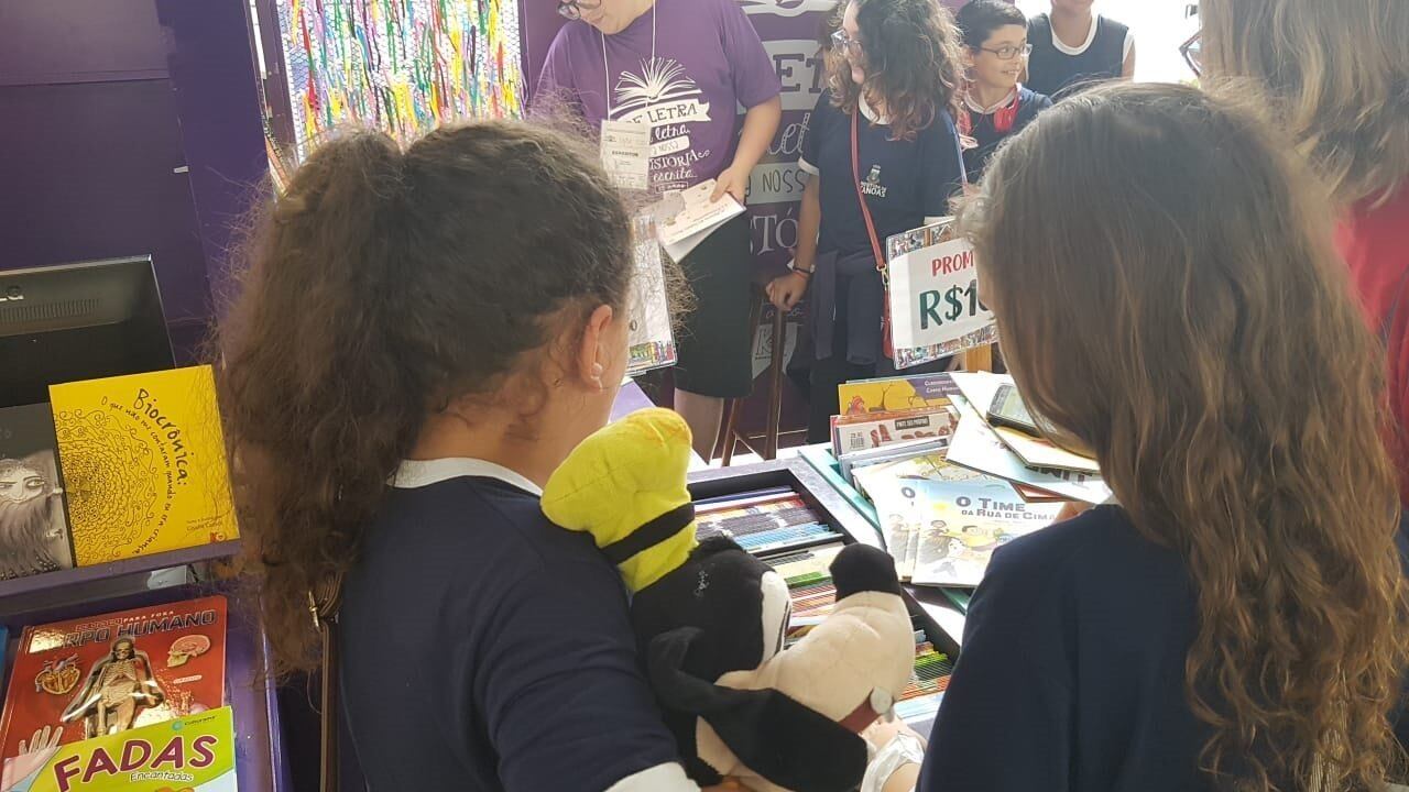 Crianças realizam atividades na Feira do Livro Crédito: Helena Ribeiro / Especial / CP