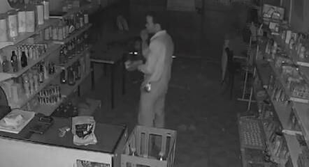 Suspeito teria comido guloseimas do local