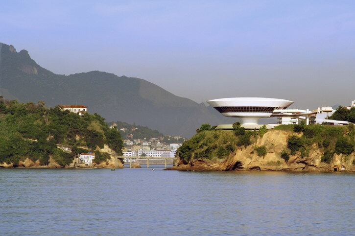 A quantia média de R$ 475 mil é suficiente para adquirir um
imóvel padrão em Niterói (RJ). A não-capital mais cara relacionada pelo índice
aparece com cada metro quadrado construído na “Cidade Sorriso” sai por, em
média, R$ 7.308, queda acumulada de 2,33% entre janeiro e abril