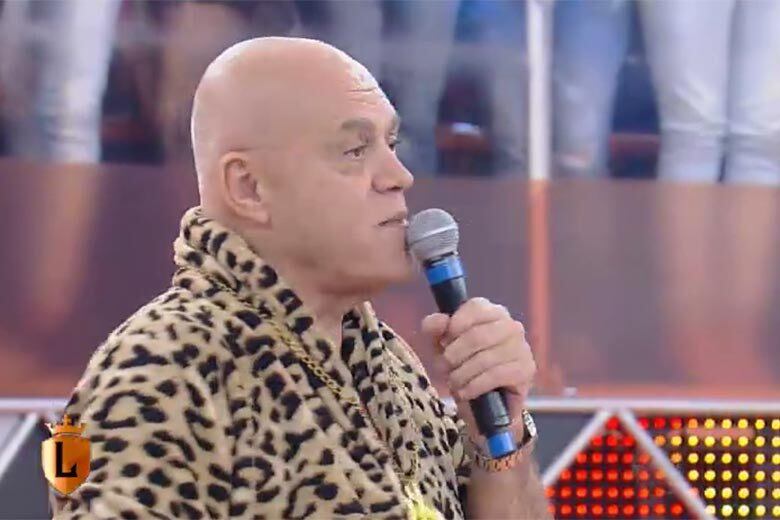 — Senhores, me orgulho da minha idade. Eu já passei da fase de um tanquinho e meia dúzia de músculos. As coisas estão no meu cérebro — disse ele, tirando o chapéu da cabeça

+ Vídeo: Direto da Roça, Marcos Mion recebe Oscar Maroni no palco do Legendários

+ Legendários também está no Facebook. Curta!

+ Siga a atração de Marcos Mion no Twitter!
