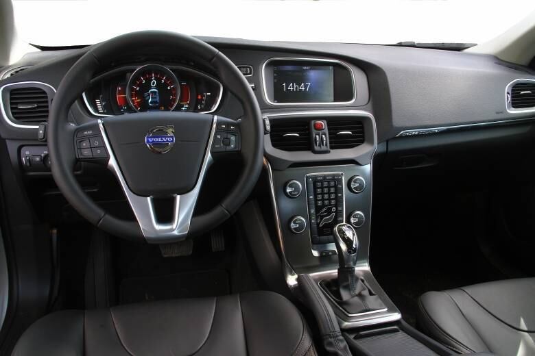 Interior sóbrio mistura elementos em couro e alumínio