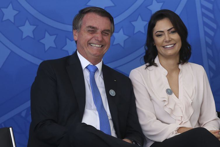Bolsonaro e a primeira-dama, Michelle, durante cerimônia de assinatura de decreto