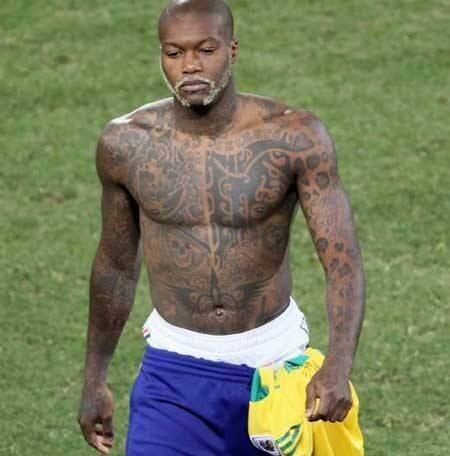 Djibril Cissé teve a sua carreira marcada por lesões, entretanto, as tattoos sempre foram lembradas pelos fãs na vida do craque