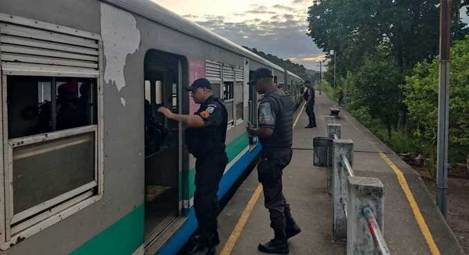 Policiais fiscalizam trens e comunidades no entorno da SuperVia