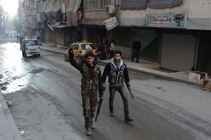 Nessa galeria de fotos, o internauta do R7 vê de perto a destruição da cidade de Aleppo, flagrada pelas lentes do fotojornalista brasileiro Edrien Esteves. Leia a reportagem completa