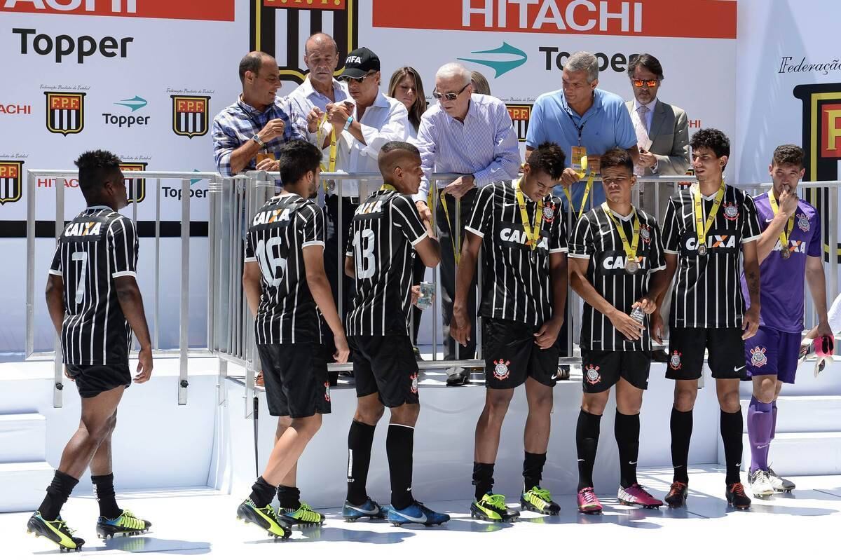Tristes e decepcionados, os jogadores do Corinthians receberam as medalhas de prata pelo vice-campeonato