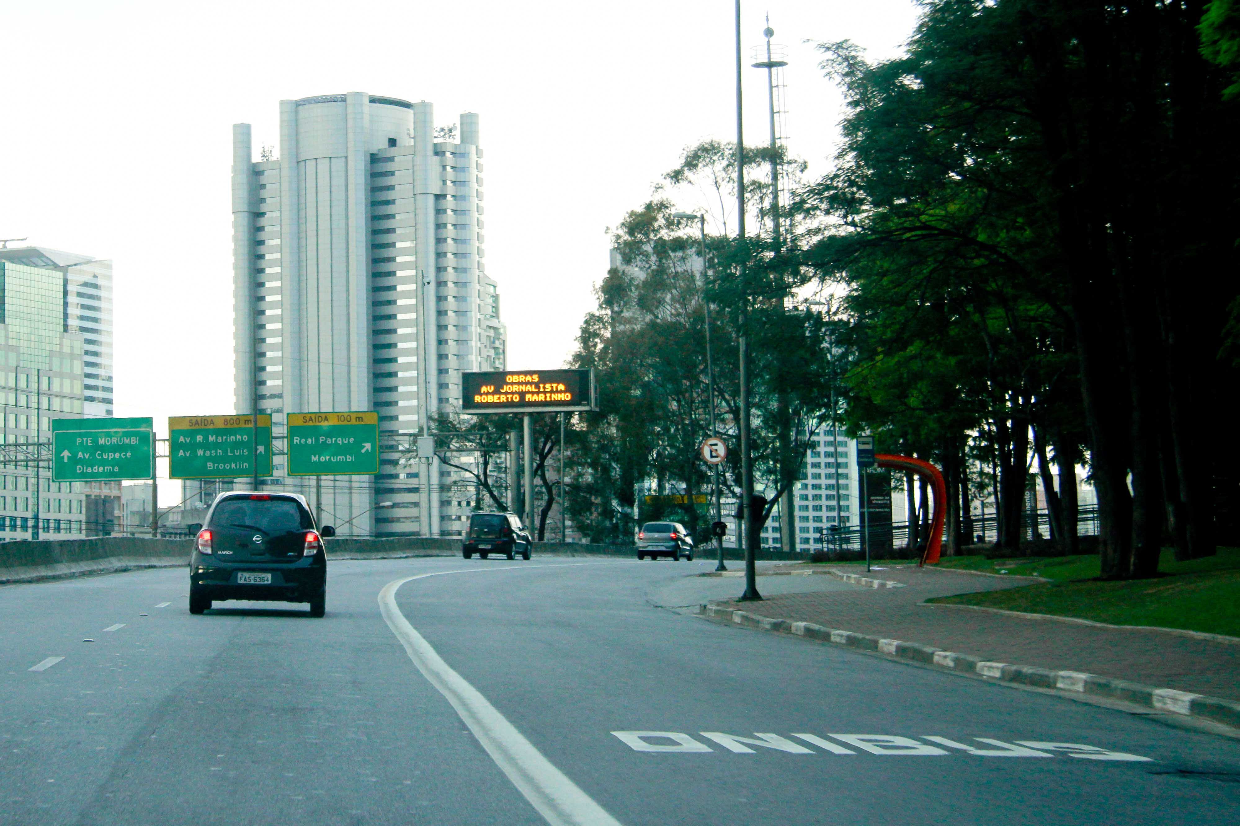 No fim do trajeto, no terminal Santo Amaro, a linha municipal chegou na plataforma às 7h38, enquanto o carro da reportagem levou 11 minutos a mais