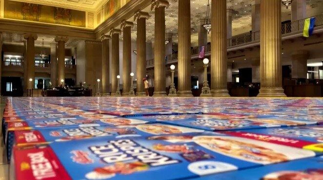 Ao todo, 12 adolescentes participaram da ação, que foi montada na sede do Grand Banking Hall, em Chicago. Quando o mosaico for desfeito, todas as unidades de cereais serão doadas para um banco de alimentos
