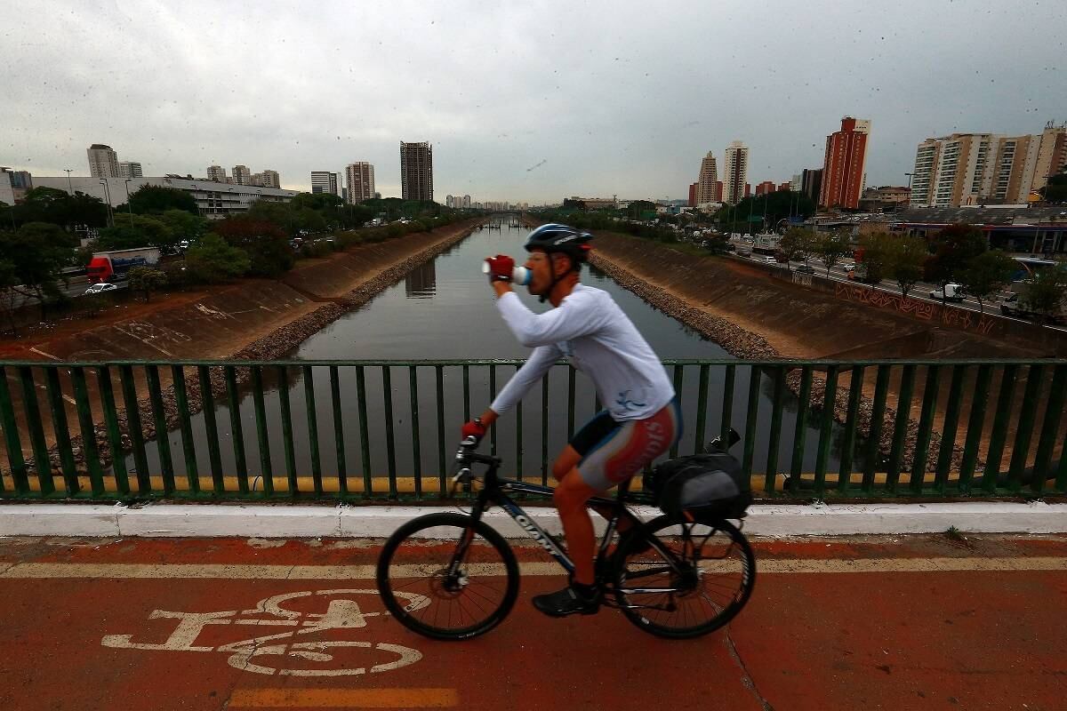 Ciclista
passa pelo Rio Tietê, visto a partir da Ponte da Casa Verde, na zona norte da
capital paulista. Nesse trecho, a água não tem oxigênio suficiente para abrigar
vida como em Salto. Entre 94 trechos analisados em todo o Estado, nenhum ponto apresentou água
considerada ótima e apenas seis (5,4%) têm água boa. Os melhores indicadores
foram obtidos no trecho metropolitano de cabeceira e de mananciais