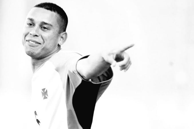 Valdiram
Uma das histórias que resultaram em tragédia é do ex-Vasco. O jogador foi um goleador do time carioca nos anos 2000, mas acumulou problemas com álcool e drogas fora de campo. Pela dificuldade em largar a bebida, logo deixou o futebol e teve um final trágico: viveu em situação de rua e foi encontrado morto em 2019, em São Paulo, aos 36 anos
