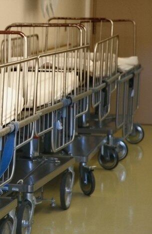Redução de leitos está relacionada à mudança no perfil epidemiológico e à tendência mundial de desospitalização, afirma Ministério da Saúde