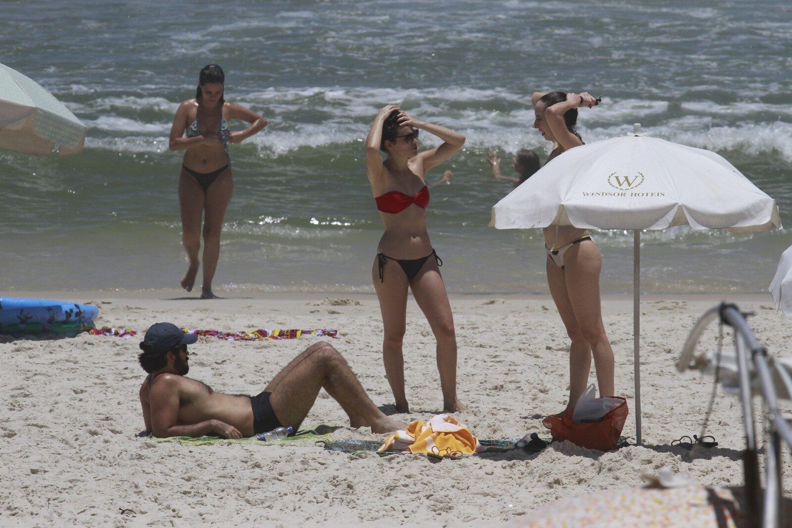 Bianca exibiu uma barriguinha chapada enquanto colocava a conversa em dia com os amigos