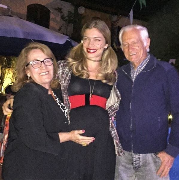 Grazi Massafera posou ao lado dos pais da apresentadora Angélica e da empresária Márcia Marbá, dona Angelina e seu Francisco