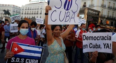 Neste mês, milhares de cubanos saíram às ruas para pedir liberdade em manifestações pacíficas que foram interceptadas por apoiadores do governo e forças policiais, originando confrontos violentos