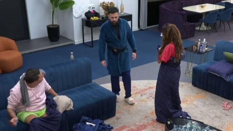 Logo após a discussão no quarto dos Donos, Tálamo foi até a Mansão acordar seus aliados para desabafar sobre a situação. "Perdi a linha", admitiu. O jornalista contou o que aconteceu e deu detalhes dos xingamentos entre os dois no cômodo. E logo apareceu a turma do 'deixa disso", aconselhando o participante a esquecer.